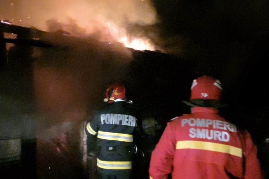 Tűz ütött ki egy vámfalui gazdaságban. Helyszíni fotók és videó