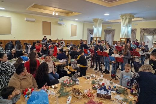 Több mint százan vettek részt az adventi koszorú készítő esten Mezőteremen - Képgaléria, Videó