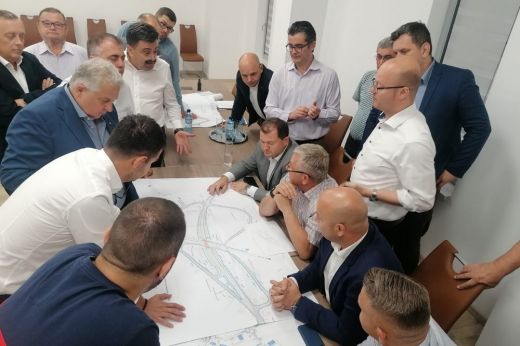 Lezárt vasúti átjáró: egyelőre maradnak a betonelemek