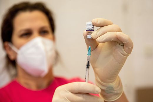 Koronavírus: péntektől azok is kérhetik az új típusú vakcinát, akik eddig egyáltalán nem kaptak oltást