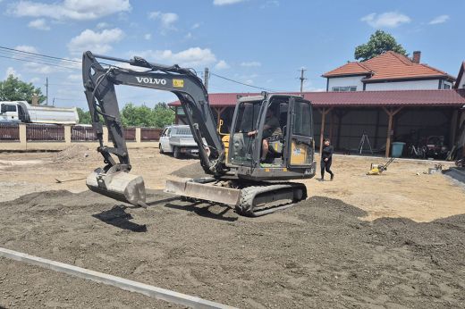 Megújul a pusztadaróci polgármesteri hivatal udvara – hamarosan az iskola és óvoda előtti járdák is sorra kerülnek - Képgaléria