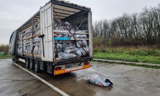 Fertőtlenítetlen használt ruhákkal teli kamionokat fordítottak vissza a petei határról
