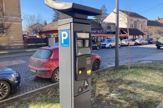 Lejárt a türelmi idő! Ezentúl bírság jár a szabálytalan parkolásért Nagykárolyban