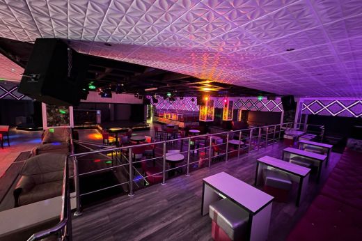 Eseményekben itt nincs hiány! Humoresttel és retró bulival vár hétvégén a szatmári Pulse klub
