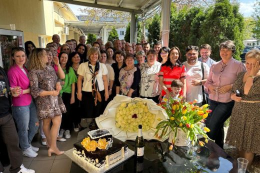 Tortával köszöntötték a Szatmár Megyei Mentőszolgálat vezetőjét a kollégái