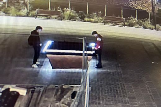 Felháborító eset: rajtakaptak két fiatalt, amit kisdolgukat végezték a régi főtéri park makettjénél