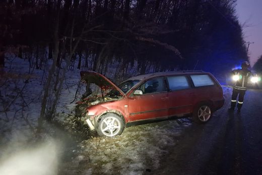 Balesettel indul a hét: a Sárerdőben ütközött villanyoszlopnak egy autós