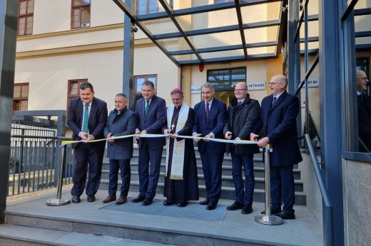 Hivatalosan is átadták és megáldották a Hám János Orvosi Központot. Az ünnepségen Lázár János magyarországi és Cseke Attila romániai miniszterek is jelen voltak. KÉPGALÉRIA/VIDEÓ