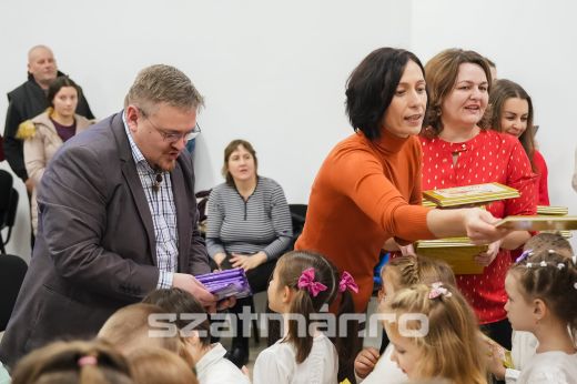 Ötvenhárom nagycsoportos kapott mesekönyvet a Rákóczi Szövetségtől a református óvodában - Képgaléria
