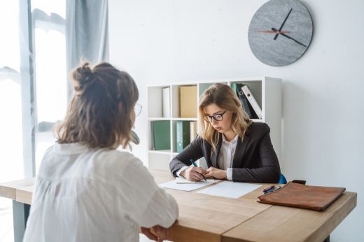 Havi támogatás a cégeknek a családon belüli erőszak áldozatainak foglalkoztatásáért
