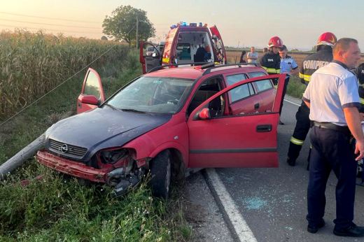 Oszlopnak csapódott egy autó Kisdengeleg közelében