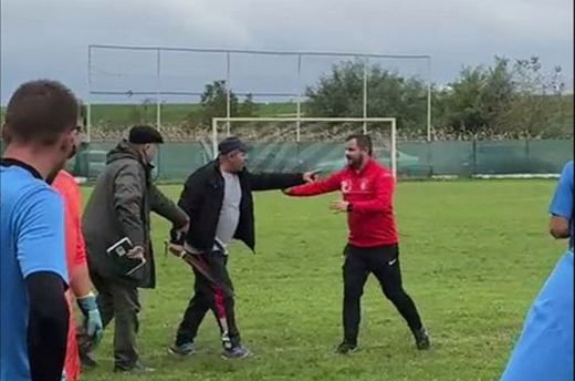 Bozótvágóval rontottak neki a bírónak egy Szatmár megyei focimeccsen
