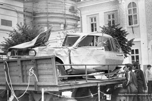 Roncsautó a főtéren: így nézett ki a balesetmegelőzés 1981-ben