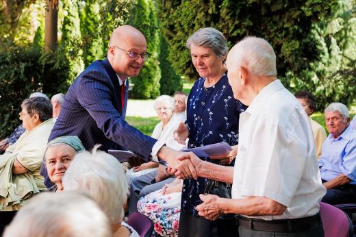 Ötvenöt gyémánt- és aranylakodalmas párt köszöntöttek Szatmárnémetiben
