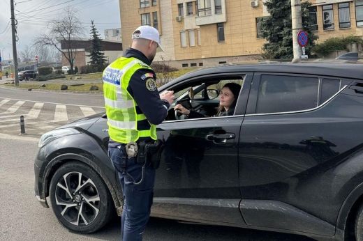 Büntetések helyett márciuskákat osztogattak a közlekedési rendőrök