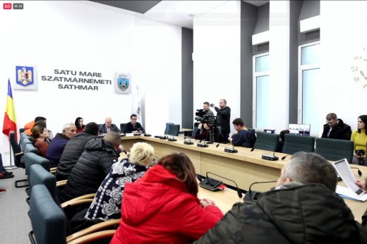 Tüntetés a szatmári városháza előtt. Azonnali intézkedést követelnek a zsadányiak