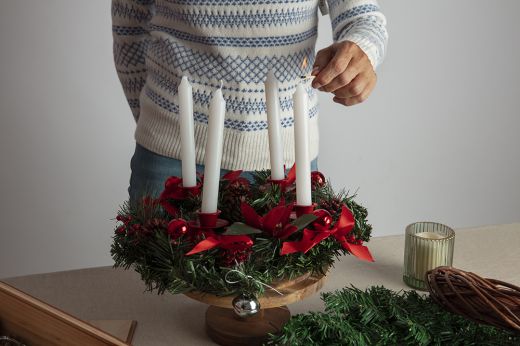 Fellobbant advent első gyertyalángja