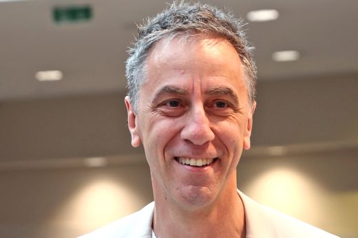 Szobornak állt a Louvre-ban Csonka András – fotó