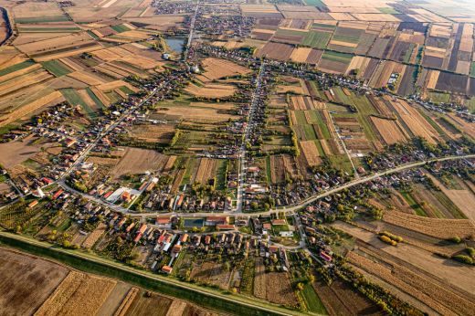 Nagyvárosok közeli községek problémája: ki finanszírozza az új, városias lakónegyedek infrastruktúráját és kinek az érdeke?