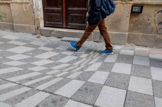 Optikai csalódást előidéző térkövezéssel tisztelegnek Bolyai János munkássága előtt Kolozsváron