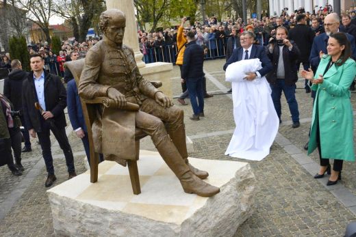 Megbírságolták a Nagykárolyi Polgármesteri Hivatalt a Kölcsey-szobor felirata miatt