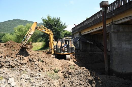 Elkezdődött a Tálna folyó feletti híd felújítása. A forgalmat kerülőútra terelték