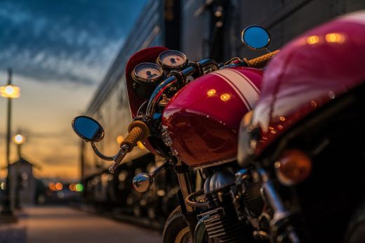 Fényvisszaverő háromszög, elsősegélydoboz és tűzoltó készülék nélkül is közlekedhetnek a motorosok