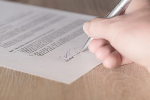 Felmérés: a romániaiak 70 százaléka nem olvassa el az apróbetűs részt a szerződés aláírása előtt