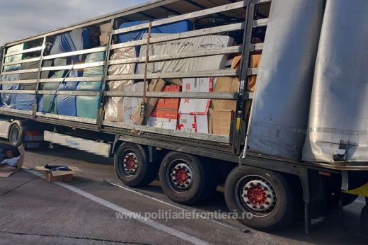 Tizenegy tonna Franciaországból érkező használt holmit fordítottak vissza a petei határtól