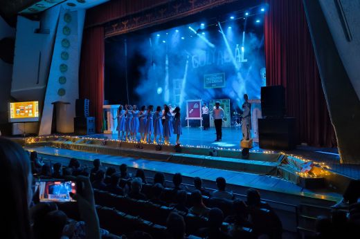 Tárlatvezetés a leghíresebb múzeumokban: egy este alatt bejárták a világot a kölcseys gólyák