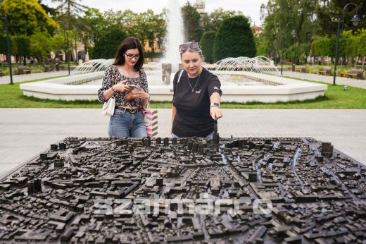 Szinte percenként van látogatója a Szatmárnémetit ábrázoló bronzmakettnek - Képgaléria