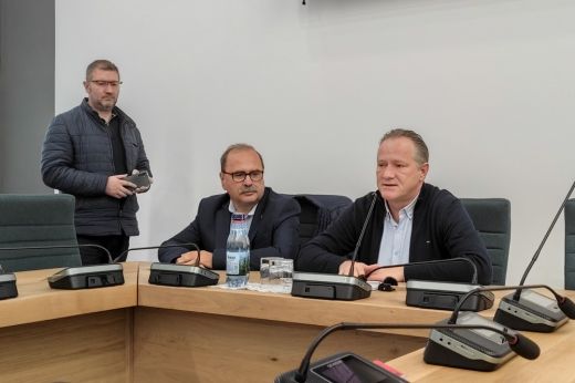Hitelfelvételről döntöttek. Hosszas vita a szavazás előtt és után is