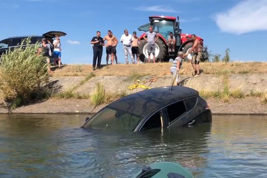 Gépkocsival hajtott a tóba egy férfi Szatmár megyében