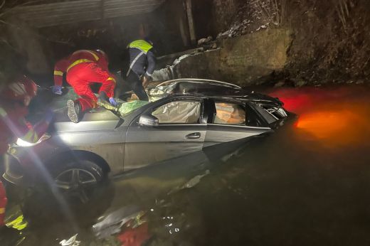 Magára hagyta utasait! Őrizetbe vették a halálos közlekedési balesetben érintett sofőrt