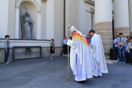 Legyünk a remény zarándokai! Szentmisével és koszorúzással emlékeztek az államalapító királyra - KÉPGALÉRIA
