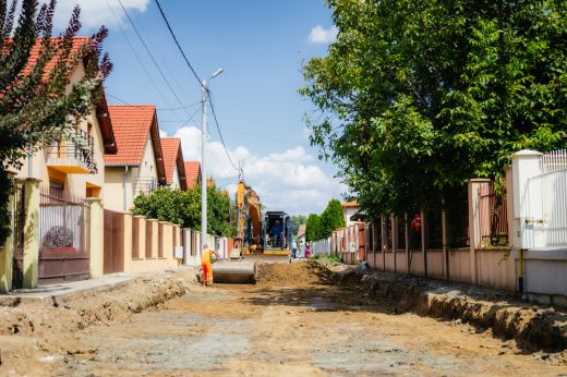Aszfaltozási hullám: Szatmárnémeti utcáin folytatódnak a nagyszabású fejlesztések