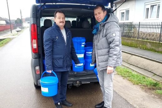 Tartós élelmiszerrel megpakolt „Kék Vödrökkel“ segít a rászorulókon a Maurer Alapítvány