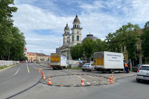 Zajlik az új forgalmi rend kialakítása Szatmárnémeti régi főterén