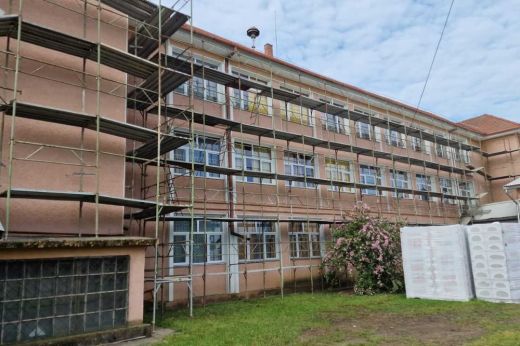 Mezőfény. Megkezdődtek az általános iskola külső szigetelésének a munkálatai