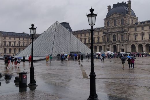 Bombafenyegetés miatt kiürítették a párizsi Louvre-t