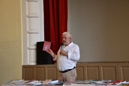 Véndiákos kérdezz-felelek.  Aki kérdez, Fehér Imola, akik válaszolnak, Elek György és Hága Jázmin