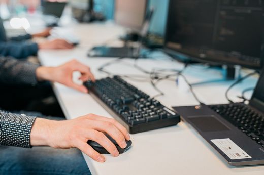 Közműszolgáltató székhelyén tartott házkutatást a rendőrség. Hamisítás és csalás miatt nyomoznak