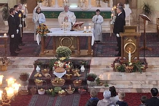 Hagyományos terménybetakarító ünnepség Mezőpetriben: hálaadás és közösségi összetartozás - Videó