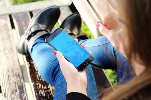 Rendőrök kopogtattak a fiatal lánynál, miután nem adta vissza a talált telefont