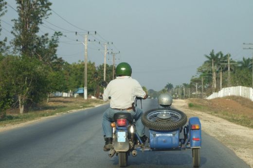 Szenátus: elsősegélydoboz és fényvisszaverő háromszög nélkül is közlekedhetnek a motorosok
