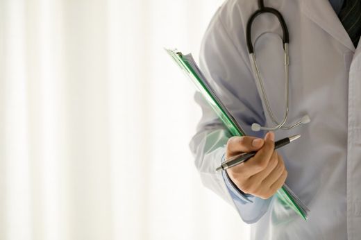 Kenőpénz elfogadásán értek tetten egy fül-orr-gégész szakorvost