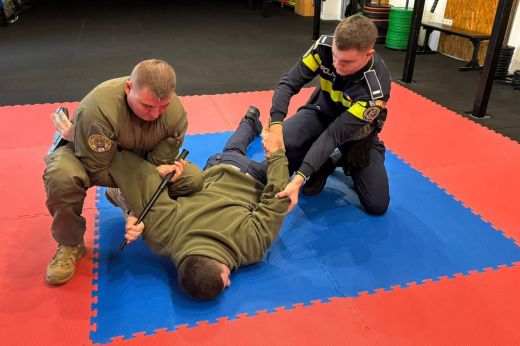 Továbbképzésen a fiatal rendőrök. A lefegyverzés mellett életmentést is tanultak