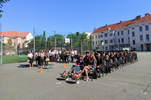 Aki beteg emberek ápolását vállalja, annak minden egyes napon vizsgáznia kell szeretetből, empátiából