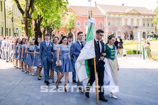 „Szeressétek, amit tesztek, és leljetek benne örömöt, így megállathatatlanná váltok!” – Elballagtak a Hám János Líceum szakiskolai osztályai