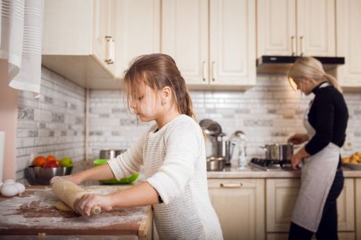 Kínzás-e vagy fejlesztés, ha bevonjuk gyermekeinket a házimunkába?